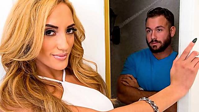 Chloe Amour fucking in the living room with her brown eyes