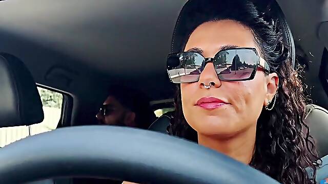 Anale italiano intenso in macchina con buco del culo aperto, sputi, schiaffi in faccia e mani al collo!