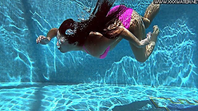 Jessica Lincoln enjoys being naked in the pool