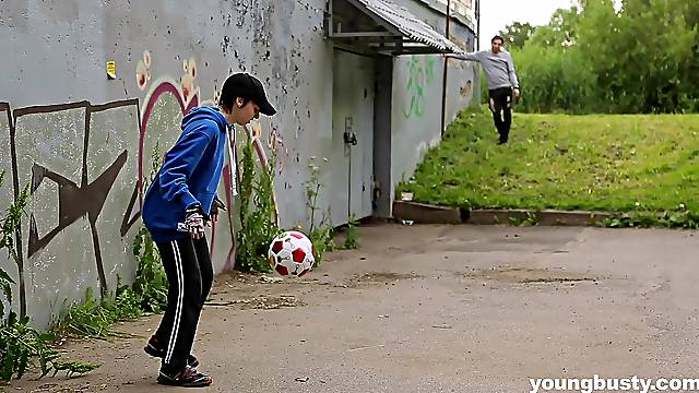 Quickie outdoors fucking with shy babe Yagami Lil and her boyfriend